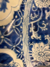 Un vase couvert en porcelaine de Chine en bleu et blanc, Kangxi