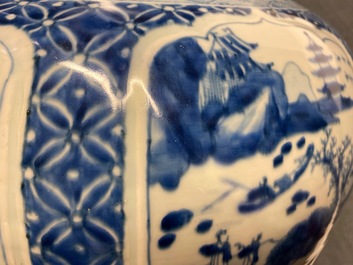 Un vase couvert en porcelaine de Chine en bleu et blanc, Kangxi