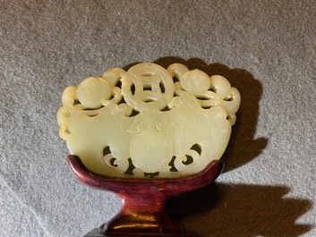 Deux pi&egrave;ces en jade c&eacute;ladon p&acirc;le sculpt&eacute;, Chine, Qing