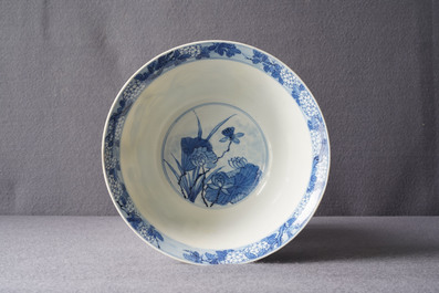 Un bol en porcelaine de Chine en bleu et blanc d&eacute;cor de h&eacute;rons, marque Fu, Kangxi