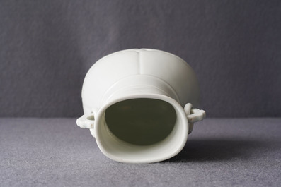 Un vase de forme hu en porcelaine blanc de Chine translucide, marque et &eacute;poque de Yongzheng