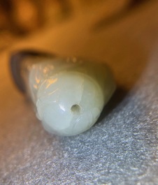 Deux pi&egrave;ces en jade c&eacute;ladon p&acirc;le sculpt&eacute;, Chine, Qing