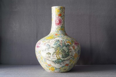 Une paire de vases de forme tianqiu ping en porcelaine de Chine famille rose, marque de Qianlong, 19/20&egrave;me