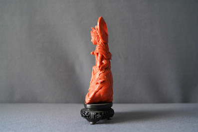 Un groupe en corail rouge figurant Guanyin sur un &eacute;l&eacute;phant, Chine, 19&egrave;me