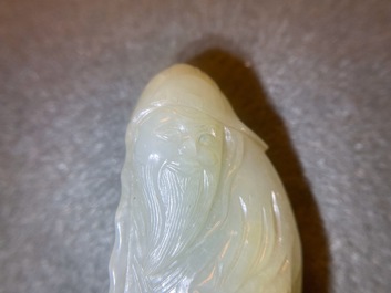 Deux pi&egrave;ces en jade c&eacute;ladon p&acirc;le sculpt&eacute;, Chine, Qing