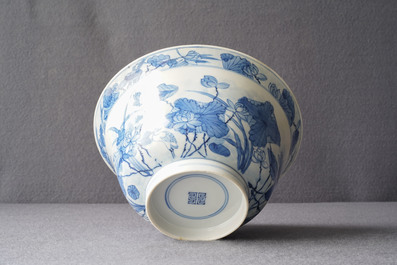 Un bol en porcelaine de Chine en bleu et blanc d&eacute;cor de h&eacute;rons, marque Fu, Kangxi