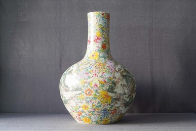 Une paire de vases de forme tianqiu ping en porcelaine de Chine famille rose, marque de Qianlong, 19/20&egrave;me