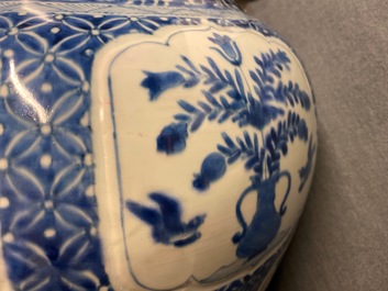 Un vase couvert en porcelaine de Chine en bleu et blanc, Kangxi