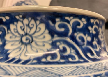 Un vase couvert en porcelaine de Chine en bleu et blanc, Kangxi
