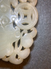 Deux pi&egrave;ces en jade c&eacute;ladon p&acirc;le sculpt&eacute;, Chine, Qing