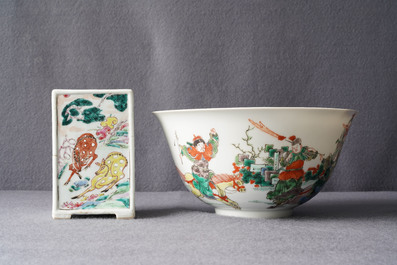 Een Chinese famille rose vaas, een penselenbeker en een famille verte kom, 19e eeuw