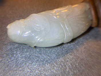 Deux pi&egrave;ces en jade c&eacute;ladon p&acirc;le sculpt&eacute;, Chine, Qing
