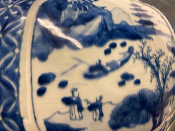 Un vase couvert en porcelaine de Chine en bleu et blanc, Kangxi
