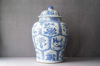 Un vase couvert en porcelaine de Chine en bleu et blanc, Kangxi
