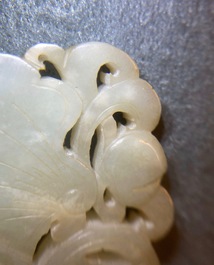 Deux pi&egrave;ces en jade c&eacute;ladon p&acirc;le sculpt&eacute;, Chine, Qing
