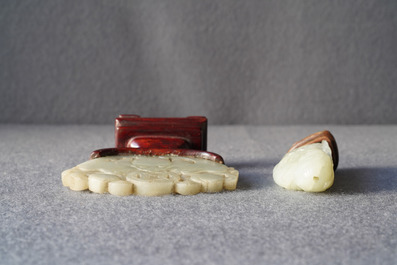 Deux pi&egrave;ces en jade c&eacute;ladon p&acirc;le sculpt&eacute;, Chine, Qing