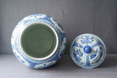 Un vase couvert en porcelaine de Chine en bleu et blanc, Kangxi