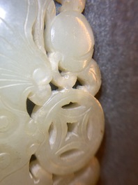 Deux pi&egrave;ces en jade c&eacute;ladon p&acirc;le sculpt&eacute;, Chine, Qing