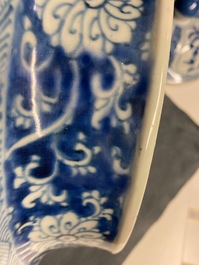 Un vase couvert en porcelaine de Chine en bleu et blanc, Kangxi