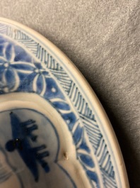Un vase couvert en porcelaine de Chine en bleu et blanc, Kangxi