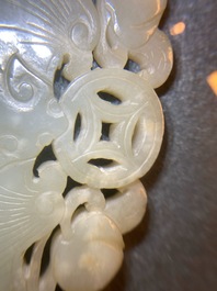 Deux pi&egrave;ces en jade c&eacute;ladon p&acirc;le sculpt&eacute;, Chine, Qing