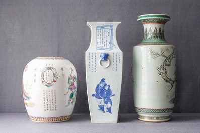 Drie Chinese blauw-witte en famille rose vazen, 19e eeuw