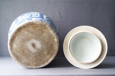 Un vase couvert en porcelaine de Chine en bleu et blanc, Kangxi
