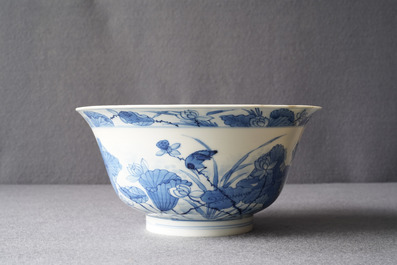 Un bol en porcelaine de Chine en bleu et blanc d&eacute;cor de h&eacute;rons, marque Fu, Kangxi