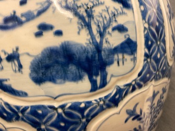 Un vase couvert en porcelaine de Chine en bleu et blanc, Kangxi