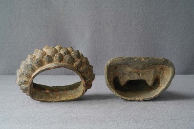 Une figure de Bouddha sur tr&ocirc;ne de lotus en bronze, Chine, Ming