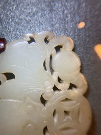 Deux pi&egrave;ces en jade c&eacute;ladon p&acirc;le sculpt&eacute;, Chine, Qing