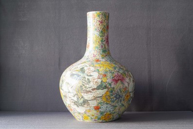 Une paire de vases de forme tianqiu ping en porcelaine de Chine famille rose, marque de Qianlong, 19/20&egrave;me