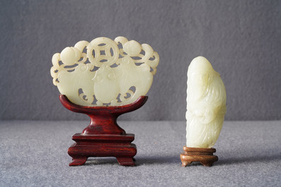 Deux pi&egrave;ces en jade c&eacute;ladon p&acirc;le sculpt&eacute;, Chine, Qing