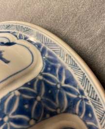 Un vase couvert en porcelaine de Chine en bleu et blanc, Kangxi