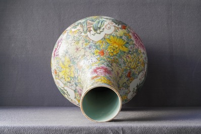 Une paire de vases de forme tianqiu ping en porcelaine de Chine famille rose, marque de Qianlong, 19/20&egrave;me