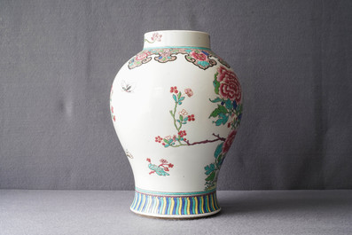Een Chinese famille rose vaas, een penselenbeker en een famille verte kom, 19e eeuw