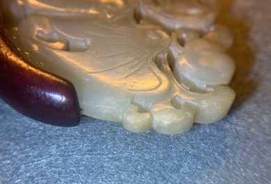 Deux pi&egrave;ces en jade c&eacute;ladon p&acirc;le sculpt&eacute;, Chine, Qing