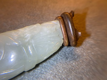 Deux pi&egrave;ces en jade c&eacute;ladon p&acirc;le sculpt&eacute;, Chine, Qing