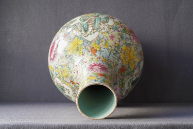 Une paire de vases de forme tianqiu ping en porcelaine de Chine famille rose, marque de Qianlong, 19/20&egrave;me