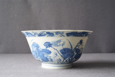 Un bol en porcelaine de Chine en bleu et blanc d&eacute;cor de h&eacute;rons, marque Fu, Kangxi