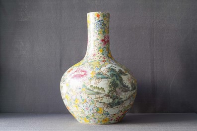 Une paire de vases de forme tianqiu ping en porcelaine de Chine famille rose, marque de Qianlong, 19/20&egrave;me