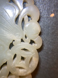 Deux pi&egrave;ces en jade c&eacute;ladon p&acirc;le sculpt&eacute;, Chine, Qing