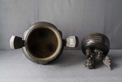 Un grand br&ucirc;le-parfum couvert en bronze sur socle en bois sculpt&eacute;, Chine, Ming