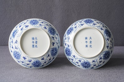 Une paire d'assiettes en porcelaine de Chine en bleu et blanc, marque et &eacute;poque de Guangxu