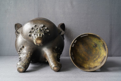 Un grand br&ucirc;le-parfum couvert en bronze sur socle en bois sculpt&eacute;, Chine, Ming