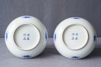 Une paire d'assiettes en porcelaine de Chine doucai, R&eacute;publique