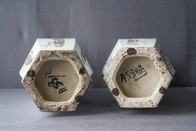 Une paire de vases de forme hexagonale en porcelaine de Chine qianjiang cai, 19/20&egrave;me