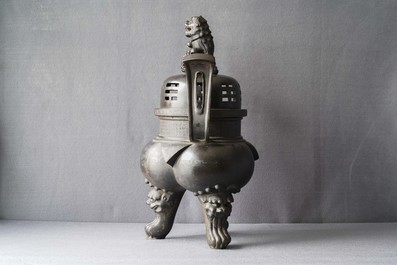 Un grand br&ucirc;le-parfum couvert en bronze sur socle en bois sculpt&eacute;, Chine, Ming