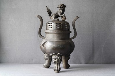 Un grand br&ucirc;le-parfum couvert en bronze sur socle en bois sculpt&eacute;, Chine, Ming