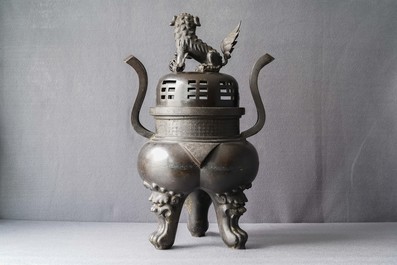 Un grand br&ucirc;le-parfum couvert en bronze sur socle en bois sculpt&eacute;, Chine, Ming